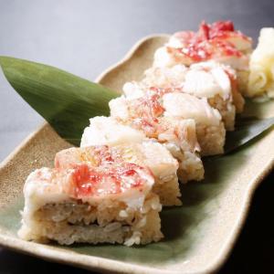 タラバガニを贅沢に使用した『タラバガニの押し寿司』！見た目も豪華で接待や会食、各種宴会に◎