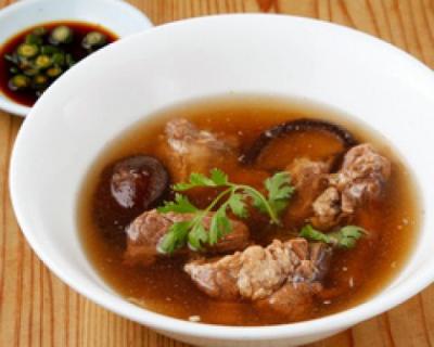 シンガポール肉骨茶(豚リブのハーバルスープ)