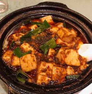 人気のメニュー四川風陳マーボー豆腐の土鍋煮！あと引く旨みがやめられない。