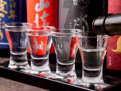 【飲み比べセット1100円】利き酒師が厳選した、天ぷらによく合う日本酒を取り揃えております。