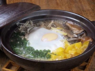 〆の土鍋炊き鶏飯(けーはん)