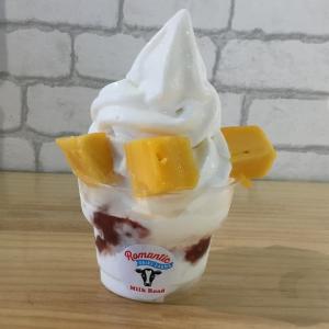 期間限定、季節のパフェ700円は、自慢のソフトクリームにマンゴーをトッピング。