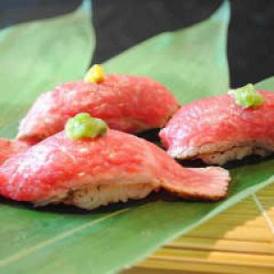 【神戸牛】を使用したステーキ寿司★口の中でトロけるような食感の当店人気メニュー！