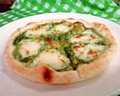モッツァレラとハーブのグリーンソースピザ