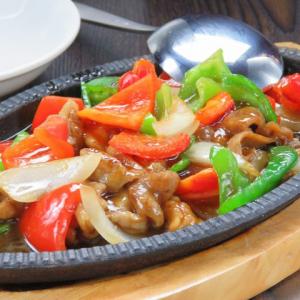 中華では珍しい「ホルモン鉄板焼き」、ホルモンの食感とシャキシャキ野菜が最高の鉄板メニュー。880円