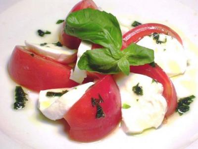 水牛モッツァレラチーズと完熟トマトのカプレーゼ