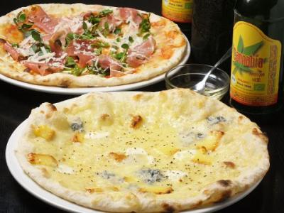 クワトロフォルマッジォ4種のチーズピザ/アンチョビとオリーブのピザ