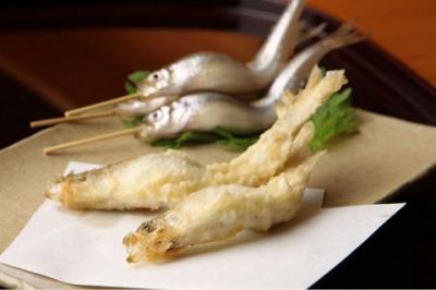 旬の素材を軽い衣で仕上げたサックと上品な味の天ぷら。