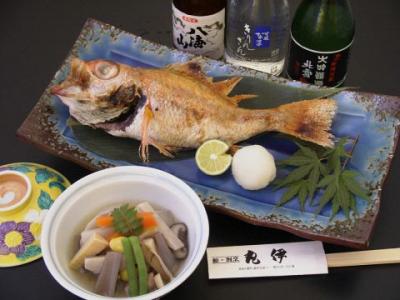 新潟地魚の代表格「のど黒」を「笹川流れ」の塩でじっくりと焼き上げた自慢の一品。