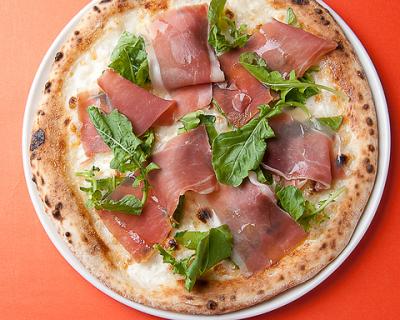 【人気のピッツァ】イタリア産生ハムとルーコラのピッツァセット