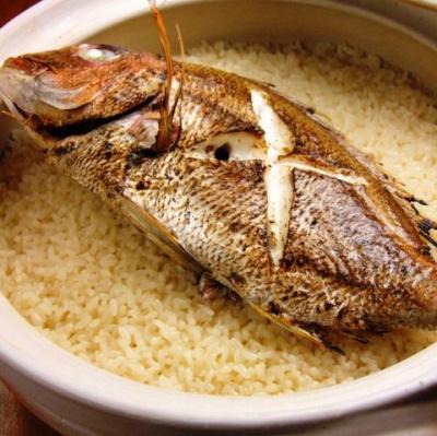 【煉の人気メニュー3】贅沢に鯛を一尾土鍋で炊きあげた鯛めし