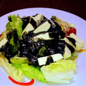 島豆腐の黒胡麻サラダ