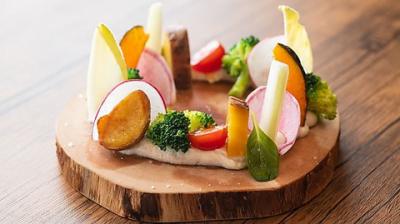 【当店イチオシ】季節野菜の菜園サラダ～冷製バーニャカウダソース
