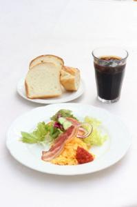 朝食セット「朝のふわとろスクランブルエッグとサラダ」 手作りパン食べ放題+ドリンク付