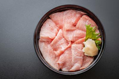 毎朝駿河湾から直送で仕入れた旬で新鮮な魚介類をご提供。希少部位だけを使用した「とろ丼」は至高の逸品