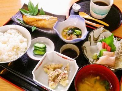 和食の3トップが一度に味わえるお得な「かつらランチ」 1260円
