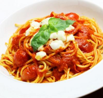 イタリア産完熟トマトとモッツァレラチーズ、バジルのスパゲッティ“ポモドーロ”