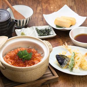 [北海道産ゆめぴりか]銀鮭とイクラの土鍋飯と天麩羅盛り合わせ