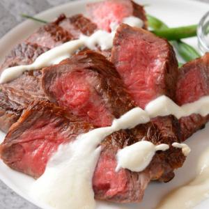 国産牛赤身肉のグリルステーキ200g塩ヨーグルトベースのホースラディッシュソース