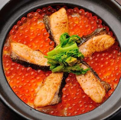 【旬の食材で作るお料理】秋鮭はらこ飯土鍋炊き！宮城名物料理あります。