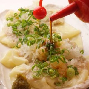 横芝産のブランド豚と千葉県産の地鶏、大分県産の柚子を包み込んだ、とてもジューシーな「皿ワンタン」