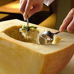 8Gの名物チーズ料理その3 大きなチーズで仕上げるとろけるチーズリゾット