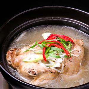 サムゲタン(鶏と薬膳の白湯スープ)