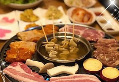 味付け豚カルビ、サムギョプサル、タッカルビ、韓国式のおでん鍋の盛り合わせ