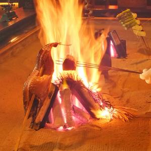【蔵の庄名物】カウンターの中の囲炉裏で焼き上げるいろり焼