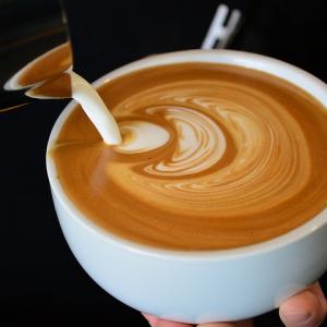 世界各国より厳選のコーヒー豆を自家焙煎で。 きめ細やかなフォームが人気のカフェラテやデカフェも♪