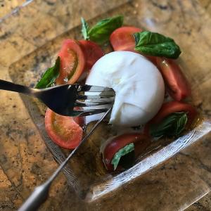 トマトとブェラ―タチーズのカプレーゼ