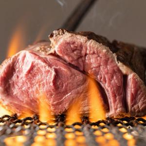 名物の塊肉の炭火焼き！炭火で焼き上げる塊肉は極上の味わい！
