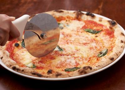 トマトソースとバジルのシンプルなピッツァ