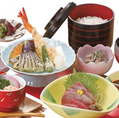 和食の定番、刺身、天ぷら、茶碗蒸しがついた大人気の【ながさわランチ】