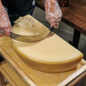 【ラスパドゥーラチーズのシーザーサラダ】花びらのように薄く削ったチーズの香りと口どけ！880円