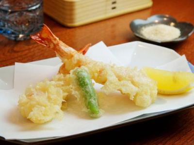 無色透明の太白(たいはく)胡麻油で揚げる極上の海老の天ぷら
