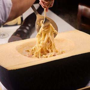 【お客様の目の前で仕上げるフォトジェニックなパスタ！】大きなチーズの中で仕上げる超濃厚カルボナーラ