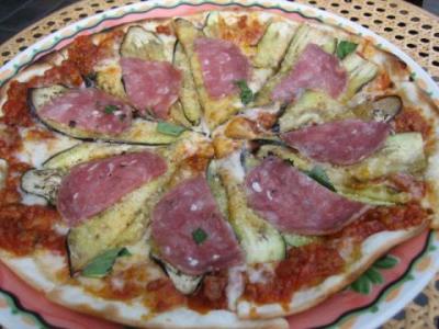 イタリアサラミとナスの薄焼きピッツァ