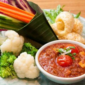 彩り野菜とトマト風味の肉味噌ディップ「ナンプリック・オーン」