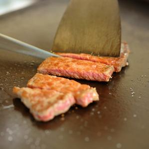 鉄板で焼く熱々のビーフステーキ