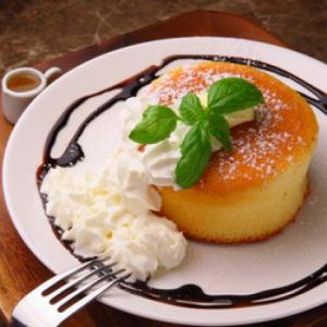 【アフタヌーン】窯焼きホットケーキはたっぷりのホイップクリームと一緒に召し上がれ♪
