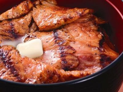津つ井最大の名物 「ビフテキ丼」。日本で初めて先代が考案しました。