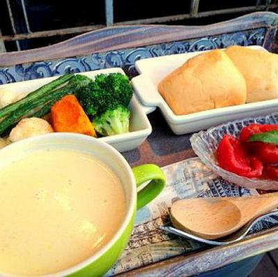 ベジテリアスープセット☆豆乳カボチャのスープ、温野菜サラダ、パン、香草漬けトマト