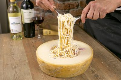 ベラガッティーノチーズの器仕上げパスタ