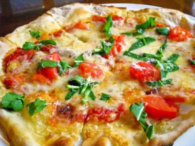 ルーコリとイタリア産のアンチョビのピザ
