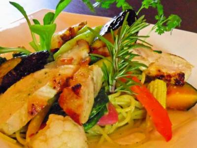 10種類の野菜と薩摩若シャモのバジル風味ジェノバ風スパゲティ