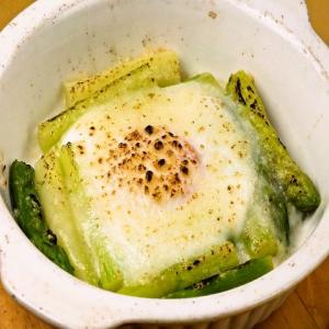 グリーンアスパラと半熟卵のパルミジャーノ焼き