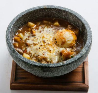 石焼きチーズカレー(Stone grilled cheese curry)