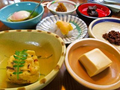 胡麻豆腐、飛龍頭、温泉卵、こんにゃくの刺身、生麩のしぐれ煮 等(定食の一部)
