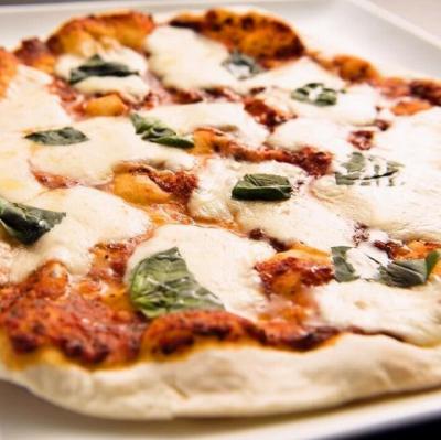 ハイクラス料理が敷居を低くリーズナブルに！生地から手作りするバラエティ豊かなピザ！人気のマルゲリータ